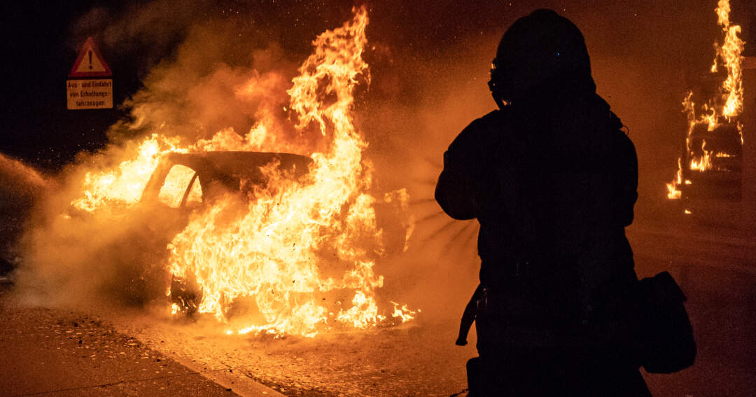 Titelbild: Mercedes auf Autobahn ausgebrannt