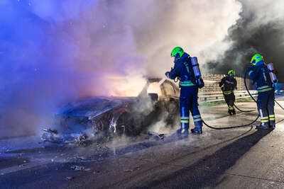 Mercedes auf Autobahn ausgebrannt foke_20180421_220605.jpg