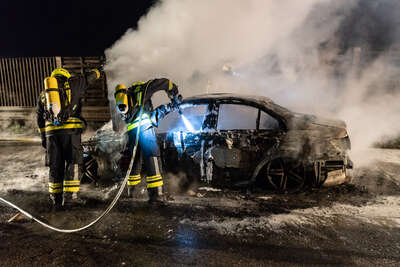 Mercedes auf Autobahn ausgebrannt foke_20180421_220826.jpg
