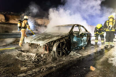 Mercedes auf Autobahn ausgebrannt foke_20180421_220929.jpg