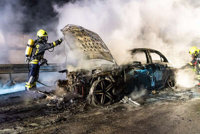 Mercedes auf Autobahn ausgebrannt foke_20180421_221219.jpg