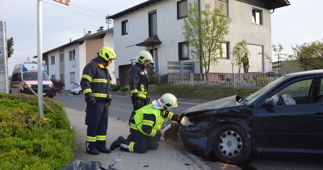 Titelbild: Aufräumarbeiten nach Verkehrsunfall in Schweinbach