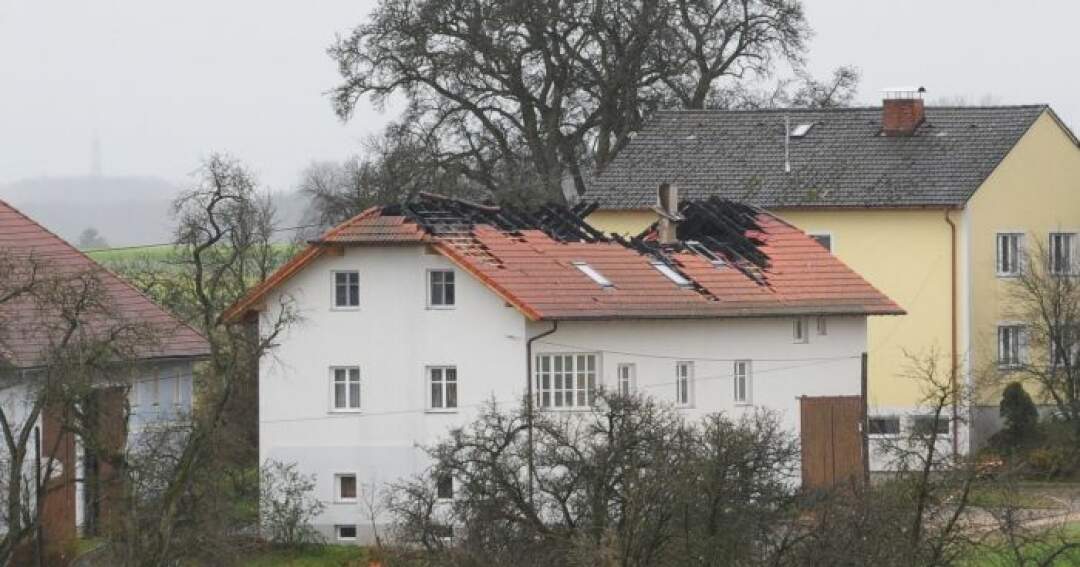Titelbild: Brand vernichtet Wohnung von Familie