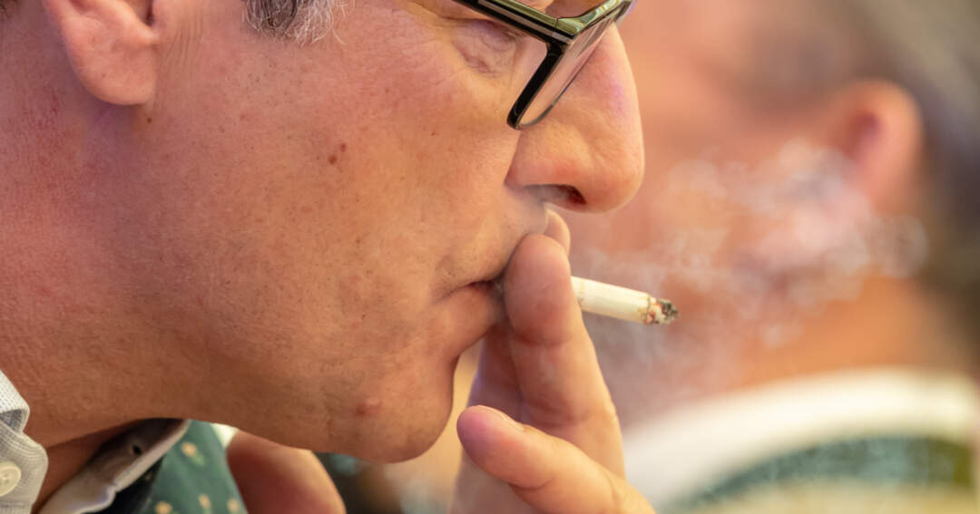 Titelbild: Trotz Verbots: Strache raucht im Jahrmarkt-Zelt