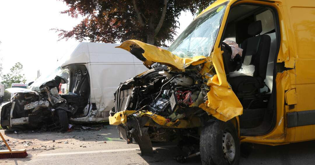 Zwei Lenker bei Verkehrsunfall in Ottensheim eingeklemmt