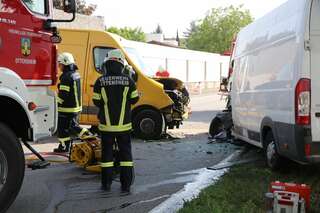 Zwei Lenker bei Verkehrsunfall in Ottensheim eingeklemmt VU_Ottensheim_20180503_Kastner_06.jpg