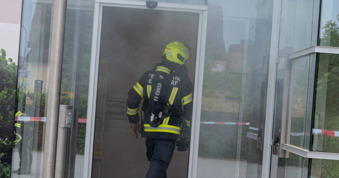 Bankomat brannte - Feuerwehr musste warten