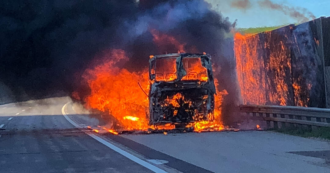 Titelbild: Bus brannte auf der Westautobahn aus