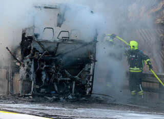 Bus brannte auf der Westautobahn aus foke_20180506_155338.jpg