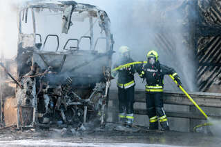 Bus brannte auf der Westautobahn aus foke_20180506_155349.jpg