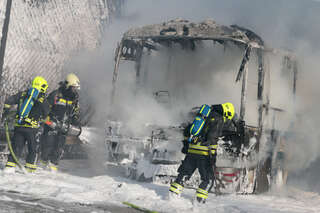 Bus brannte auf der Westautobahn aus foke_20180506_155458.jpg