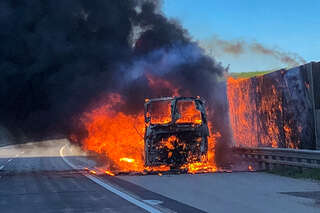 Bus brannte auf der Westautobahn aus foke_20180506_164253.jpg