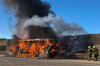 Bus brannte auf der Westautobahn aus foke_20180506_164508.jpg