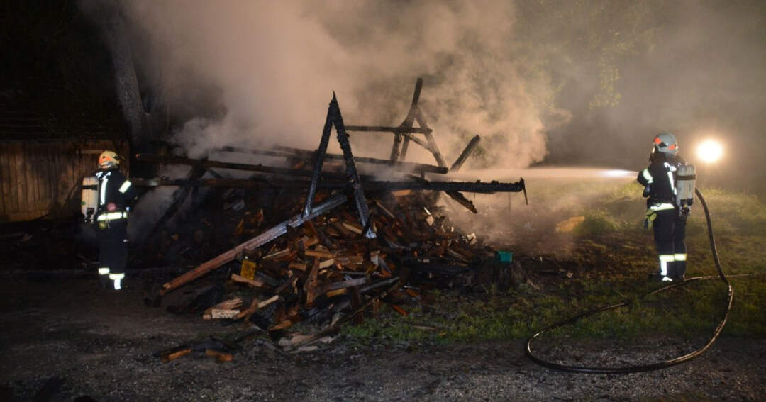 Titelbild: Brand eines Holzgebäudes