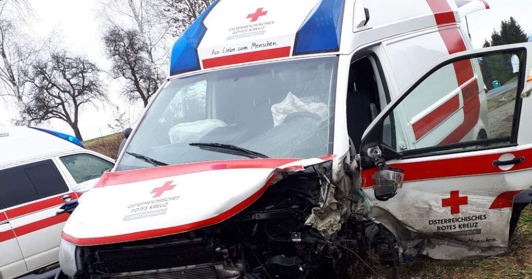 Titelbild: Unfall mit Rettungsauto - drei Verletzte