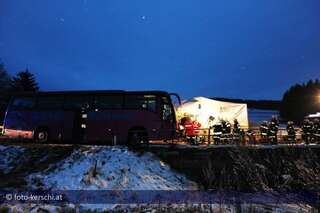Verkehrsunfall mit Reisebus auf der B38 foto-kerschi_20091212_lkw-gegem-bus_03.jpg