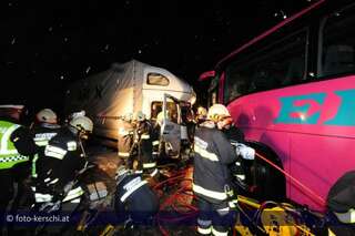 Verkehrsunfall mit Reisebus auf der B38 foto-kerschi_20091212_lkw-gegem-bus_71.jpg