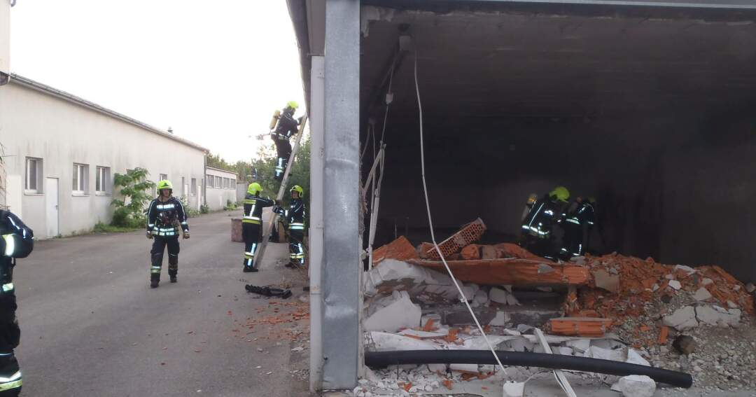 Titelbild: Feuerwehren der Stadtgemeinde Ansfelden bei Kleinbrand im Einsatz