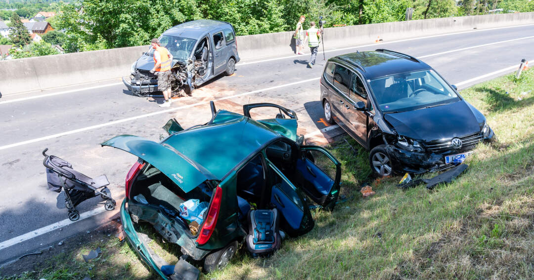 Titelbild: 1 Toter und 4 Verletzte bei schwerem Verkehrsunfall auf der B1 bei Linz