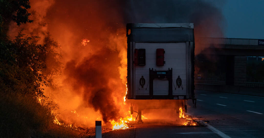 Titelbild: LKW-Auflieger auf A1 ausgebrannt