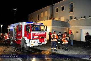 Feuer in Mehrparteienhaus fordert zwei Verletzte foto-kerschi_20091226_feuer_in_mehrparteienhaus-.jpg