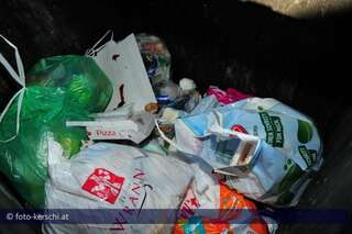 Überfüllte Mülltonnen nach den Weihnachtsfeiertagen foto-kerschi_20091228_abfall_linzag_19.jpg