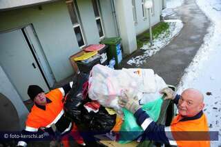 Überfüllte Mülltonnen nach den Weihnachtsfeiertagen foto-kerschi_20091228_abfall_linzag_38.jpg
