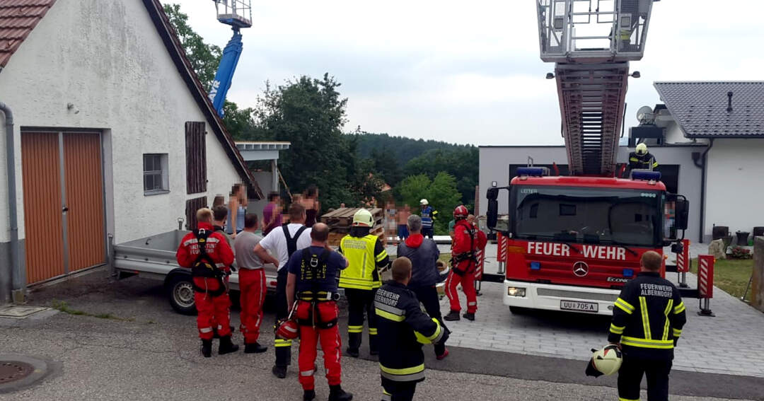 Feuerwehr rettet Kinder und Erwachsene aus 10 Meter Höhe