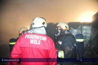 Zwei Großbrände nach Mitternacht in Wels foto-kerschi_20100101_brand-wels_05.jpg