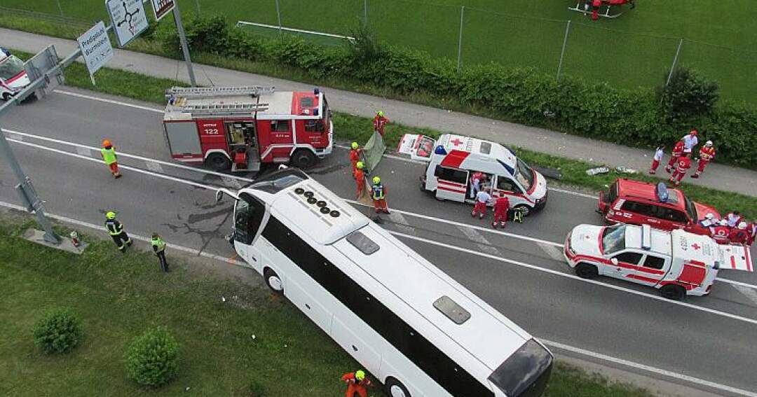Titelbild: Schwerer Unfall mit Reisebus in Bad Goisern