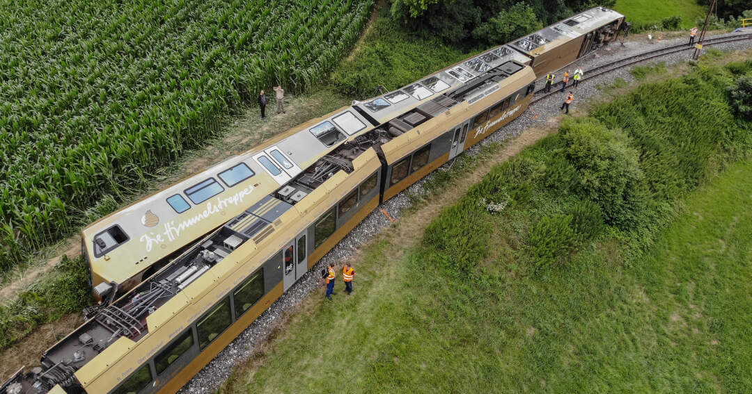 Titelbild: Schweres Zugunglück Waggons der Mariazellerbahn entgleist