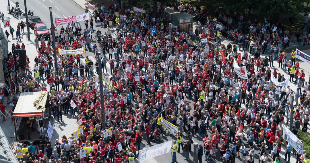 Titelbild: Demo in Linz - Tausende sind unterwegs