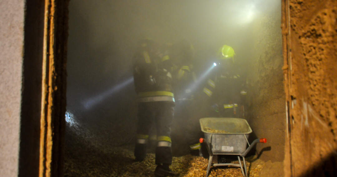 Brand in Hackschnitzelanlage: Feuerwehreinsatz bei Bauernhof