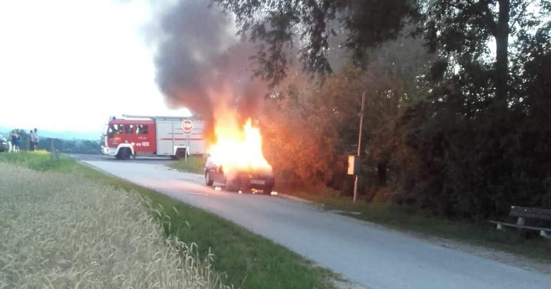 Titelbild: Fahrzeugbrand neben der B139