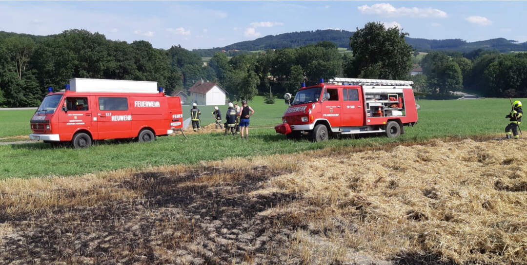 Titelbild: Feuerwehr Geiersberg und Pramerdorf bei Feldbrand im Einsatz