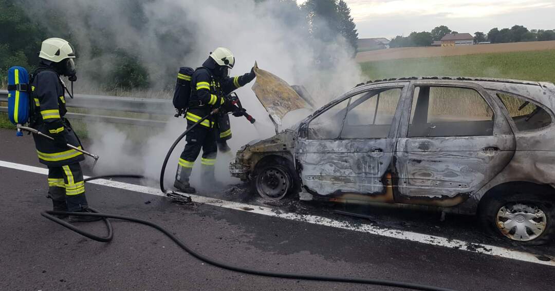 Pkw auf Autobahn in Flammen