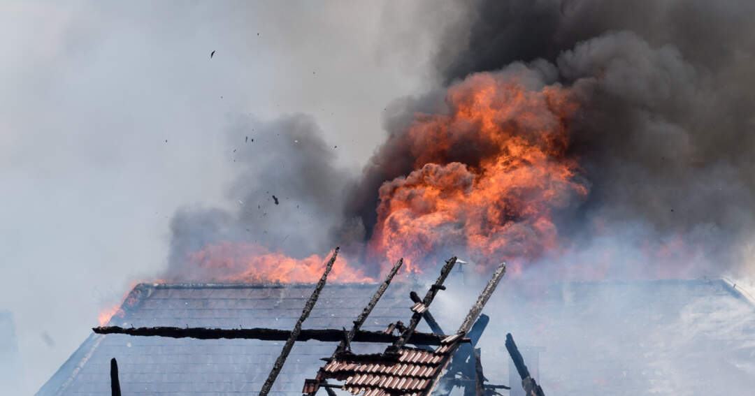 Titelbild: Großbrand auf Bauernhof: 20 Feuerwehren im Einsatz