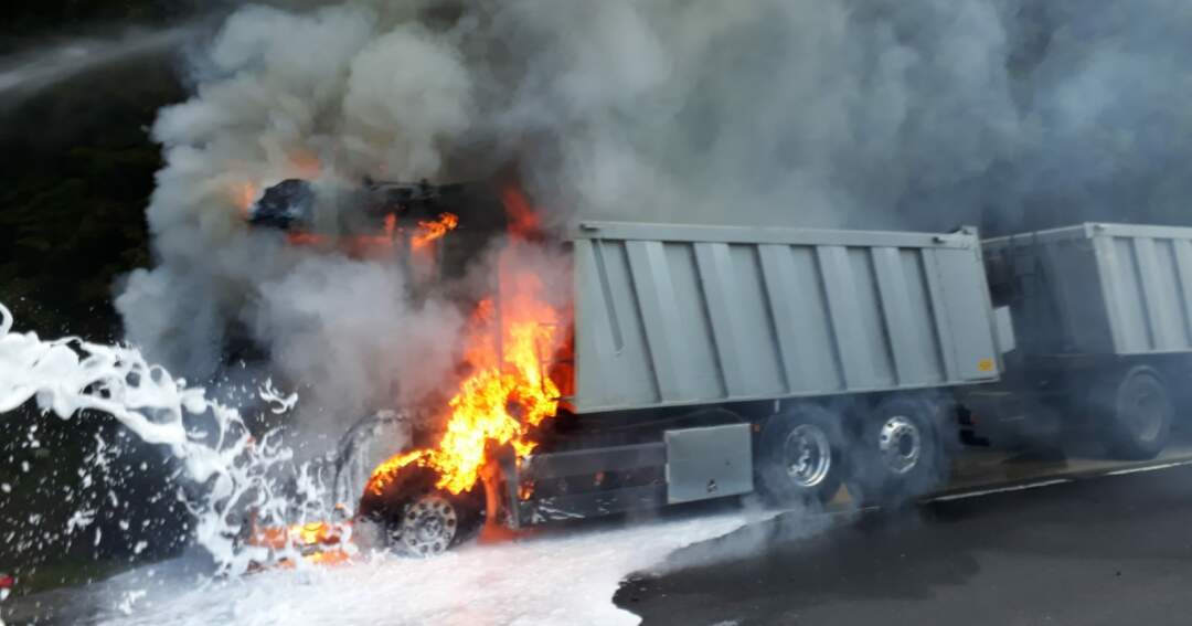 Titelbild: Vollbrand eines Lastwagen im Mühlviertl