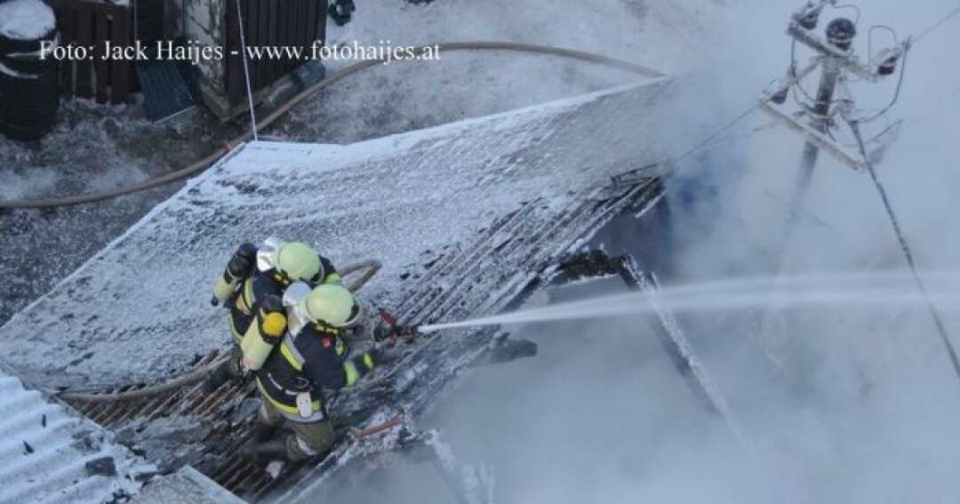 Titelbild: Dachstuhl bei Brand zerstört
