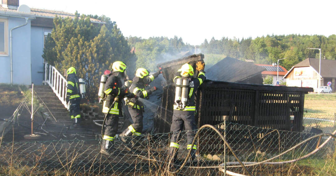 Titelbild: Brand einer Gartenhütte in Landshaag