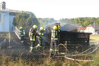 Brand einer Gartenhütte in Landshaag E180800085_02.jpg