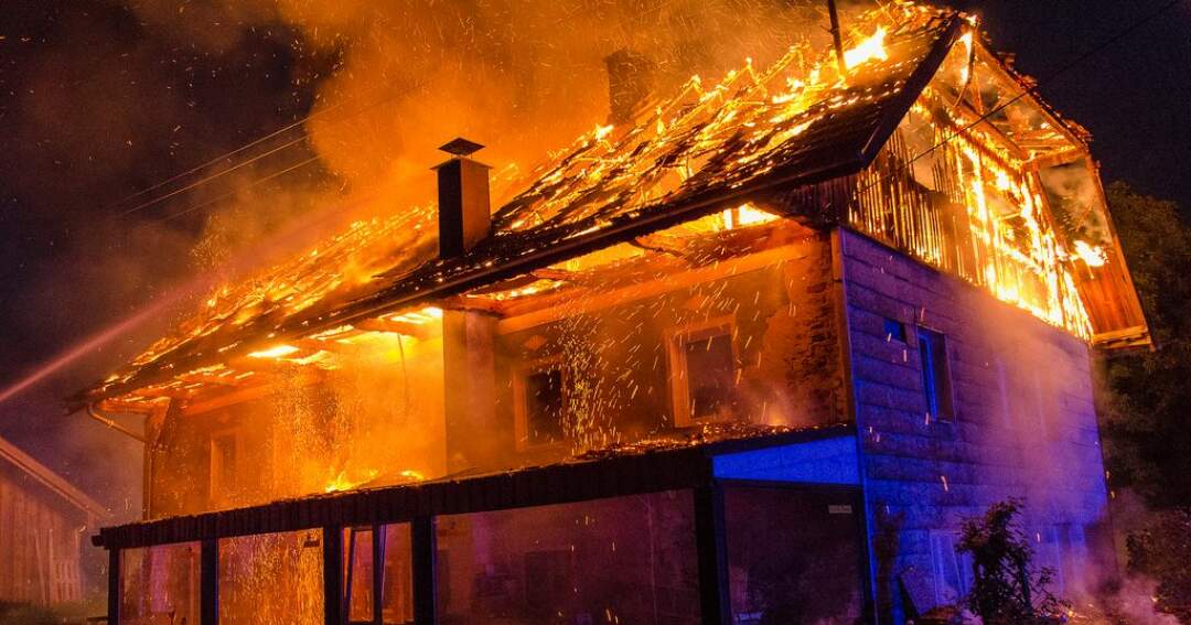 Titelbild: Brand eines Wohnhauses