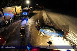 Vier Verletzte - Auto kracht in geparkten Lkw foto-kerschi_vu_-b38_rauchenoedt_54.jpg