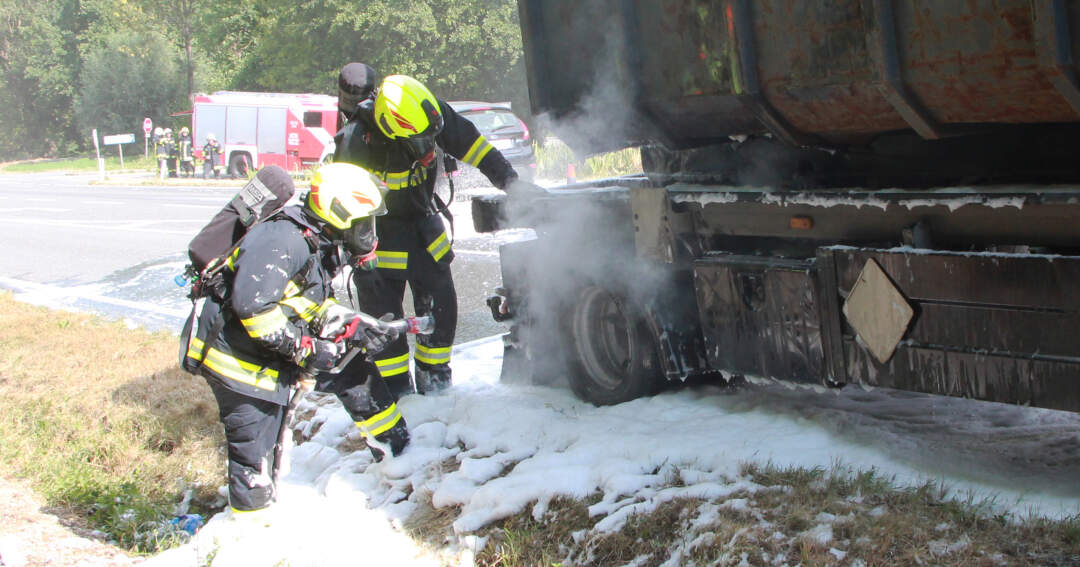 Titelbild: Brand eines Lastwagenreifens