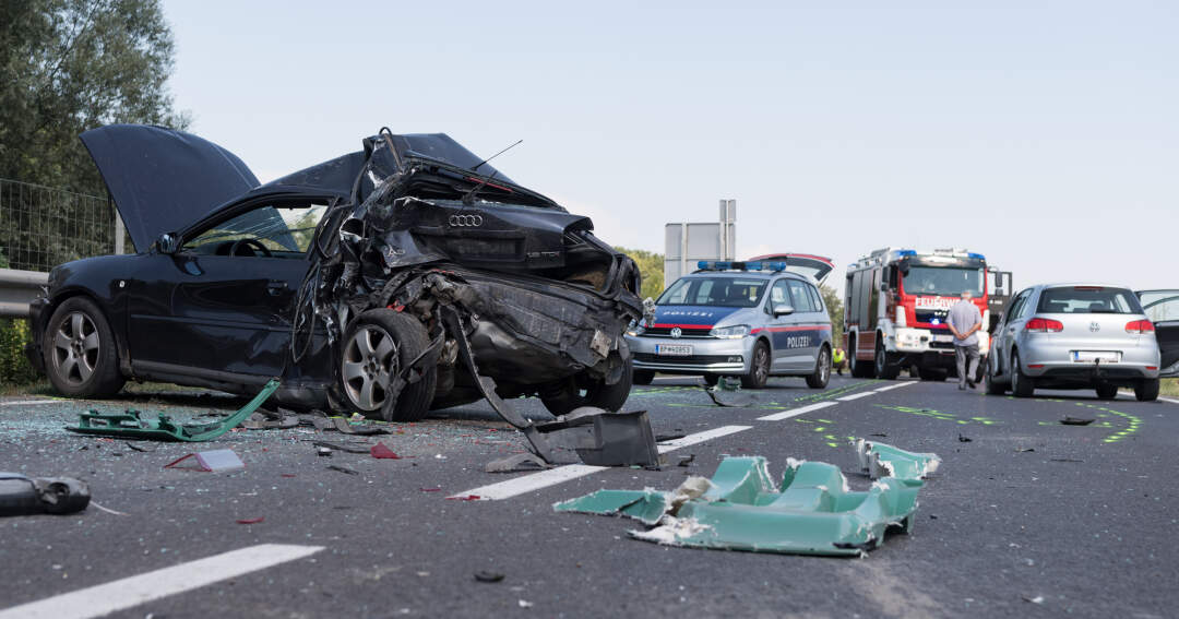 Titelbild: Verkehrsunfall mit mehreren Fahrzeugen und 2 verletzten Personen