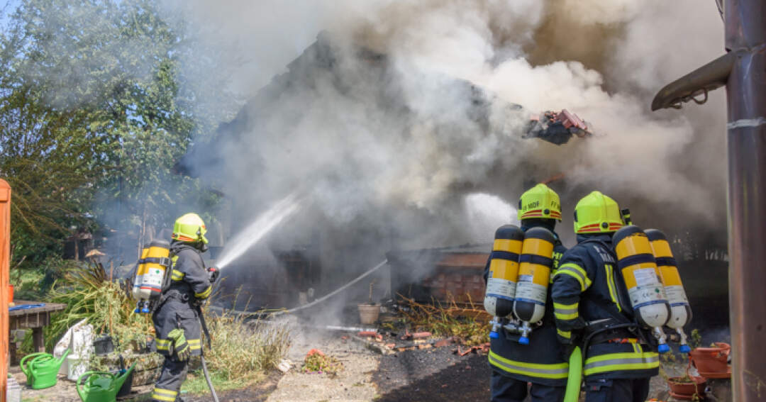 Titelbild: Brand einer Gartenhütte in Micheldorf