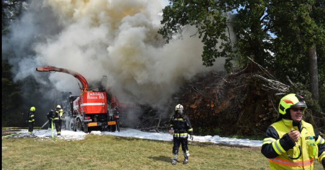 Titelbild: Brand eines Eschelböck Holzhäckslers im Bereich eines Waldrandes