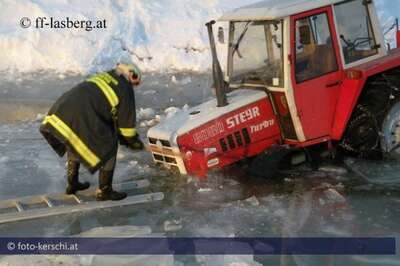 Mit Traktor in Teich eingebrochen: Landwirt kann sich unverletzt retten foto-kerschi_20100130_ff-lasber_traktorbergung-walchshof_14.jpg