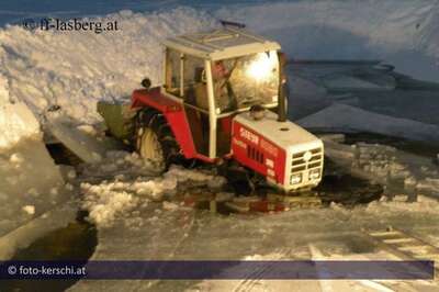 Mit Traktor in Teich eingebrochen: Landwirt kann sich unverletzt retten foto-kerschi_20100130_ff-lasber_traktorbergung-walchshof_17.jpg