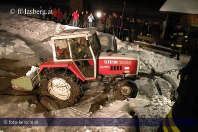 Mit Traktor in Teich eingebrochen: Landwirt kann sich unverletzt retten foto-kerschi_20100130_ff-lasber_traktorbergung-walchshof_21.jpg